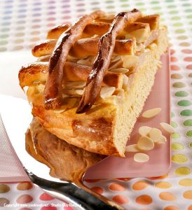 Gâteau brioché aux poires et aux amandes