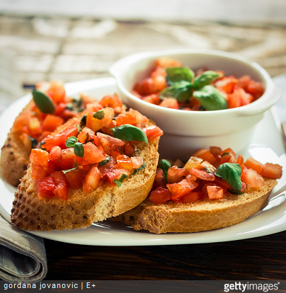 Et voilà de belles brischettas italiennes pour accompagner votre Bellini !